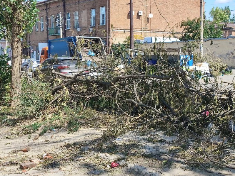 В Новочеркасске продолжают устранять последствия урагана