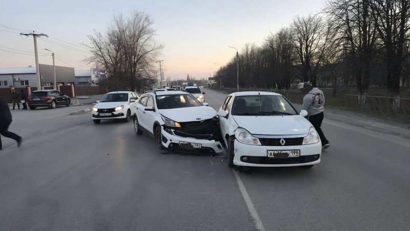 На Харьковской водитель Киа не пропустил Рено при выезде с прилегающей территории
