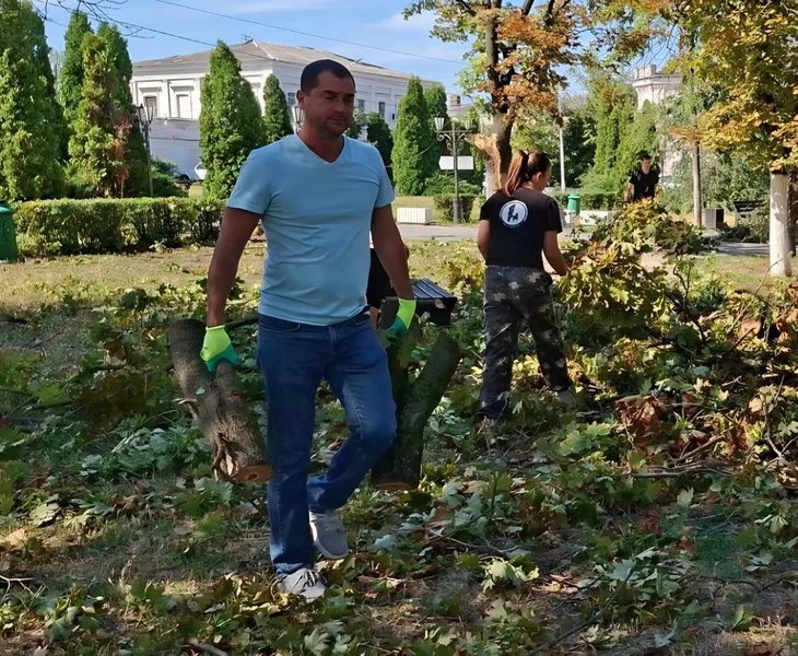 В Новочеркасске продолжают ликвидировать последствия урагана на общественных территориях