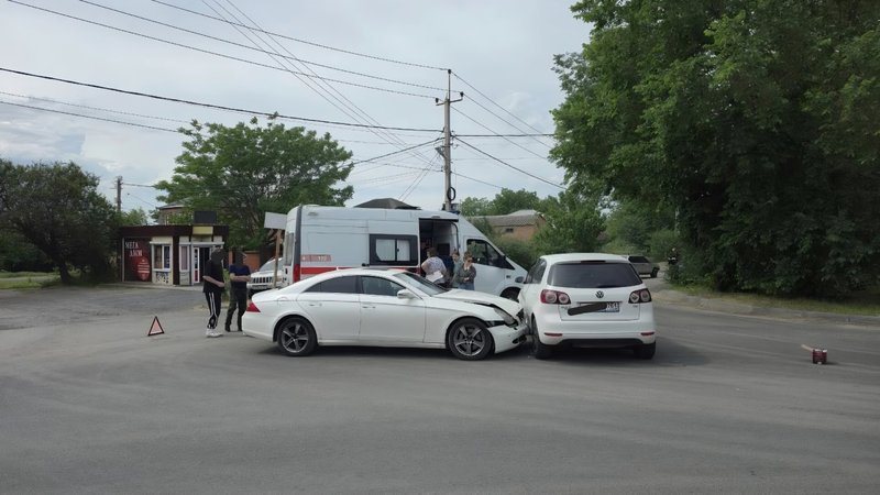 На Первомайской и Бакунина Mercedes не уступил дорогу Volkswagen, водителю хэтчбека понадобилась помощь медиков