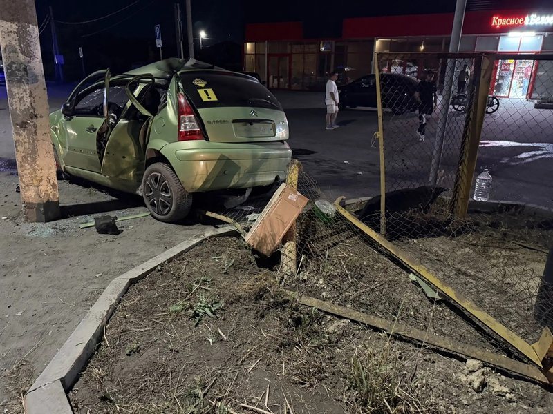 На Харьковском шоссе в Новочеркасске Citroën врезался в столб, четыре человека пострадали