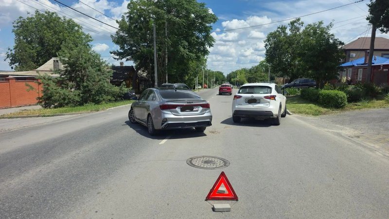 В Новочеркасске на Буденновской, 61 произошло ДТП с участием Kia и Lexus