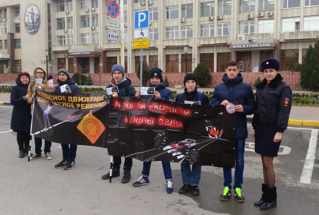 Новочеркасские студенты продемонстрировали перед мэрией социальные плакаты