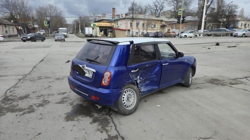 На проспекте Платовском при повороте налево столкнулись Lifan и Ford
