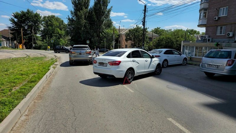 Водительница Лады Весты не заметила Лексус при выезде с парковки