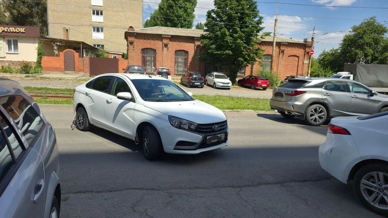 Водительница Лады Весты не заметила Лексус при выезде с парковки