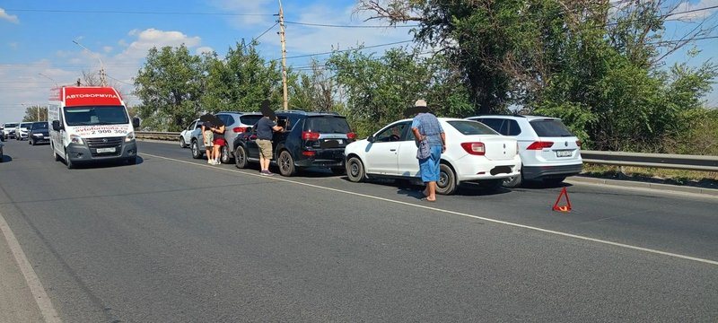 На спуске Герцена в Новочеркасске после ДТП образовалась серьёзная пробка
