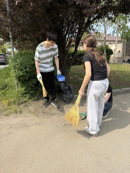 Учащиеся и учителя школы №8 провели субботник у здания и вдоль улицы Бакунина