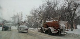 В период снегопада на новочеркасские улицы выехали 14 единиц спецтехники