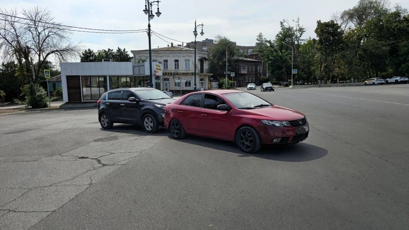 На площади Ермака при выезде со спуска Красного столкнулись два автомобиля Kia