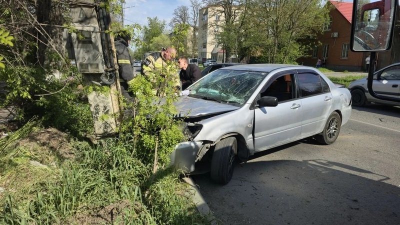 На Будённовской гоночный автомобиль врезался в опору ЛЭП, пилот и штурман получили медпомощь