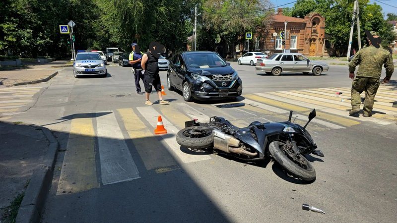 Военнослужащий на мотоцикле пострадал в ДТП на улице Пушкинской в Новочеркасске