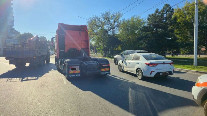 Грузовик Volvo и Kia столкнулись на площади Юбилейной в Новочеркасске