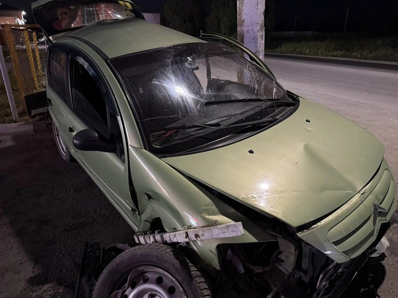 На Харьковском шоссе в Новочеркасске Citroën врезался в столб, четыре человека пострадали