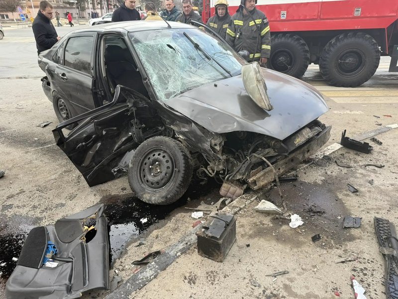 В центре Новочеркасска на Платовском столкнулись автомобили, трое пострадавших