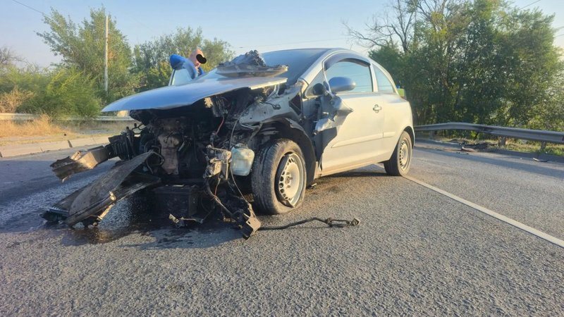 Водитель Opel на спуске Герцена в Новочеркасске врезался в отбойник и скрылся с места