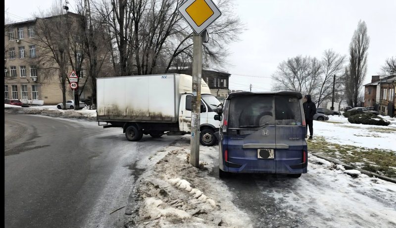 На перекрёстке Александровской и Разина грузовик врезался в припаркованную Honda