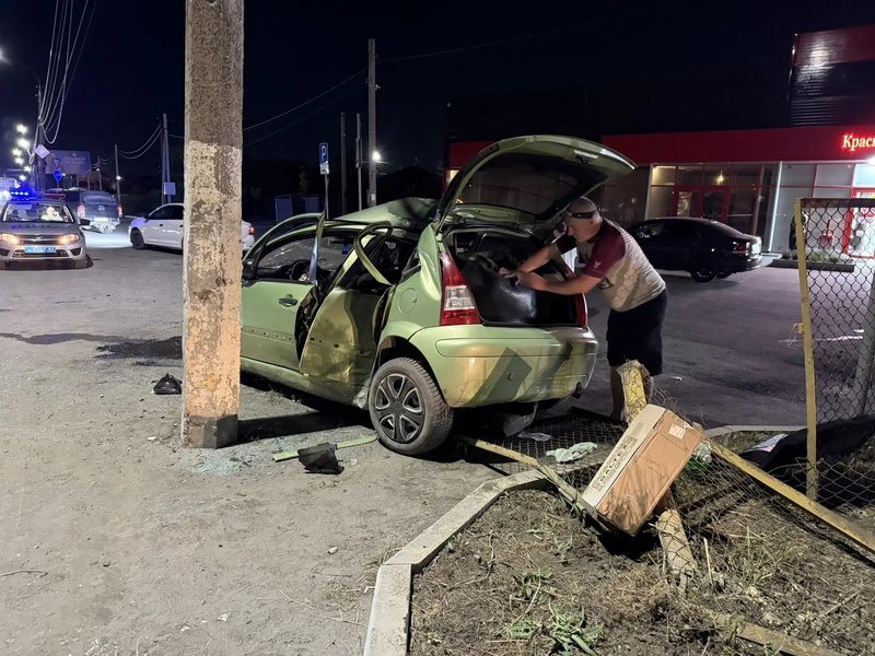 На Харьковском шоссе в Новочеркасске Citroën врезался в столб, четыре человека пострадали