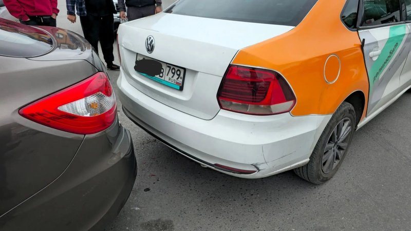 На парковке на улице Мацоты, 58 при движении задним ходом столкнулись Volkswagen и Lada Granta