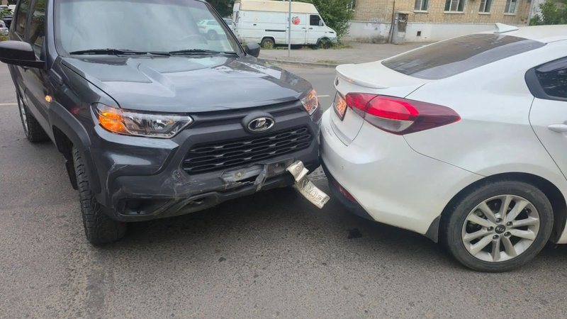 На перекрёстке улиц Ларина и Народная в Новочеркасске столкнулись Lada Niva и Kia Rio