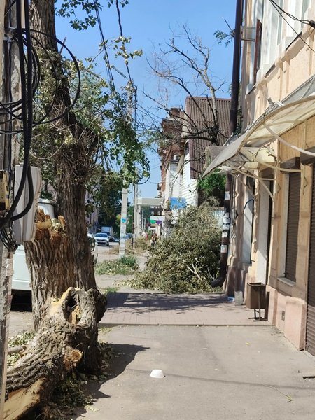 В Новочеркасске продолжают устранять последствия урагана