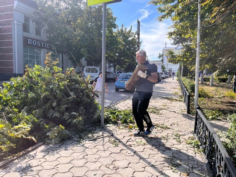 В Новочеркасске продолжают ликвидировать последствия урагана на общественных территориях