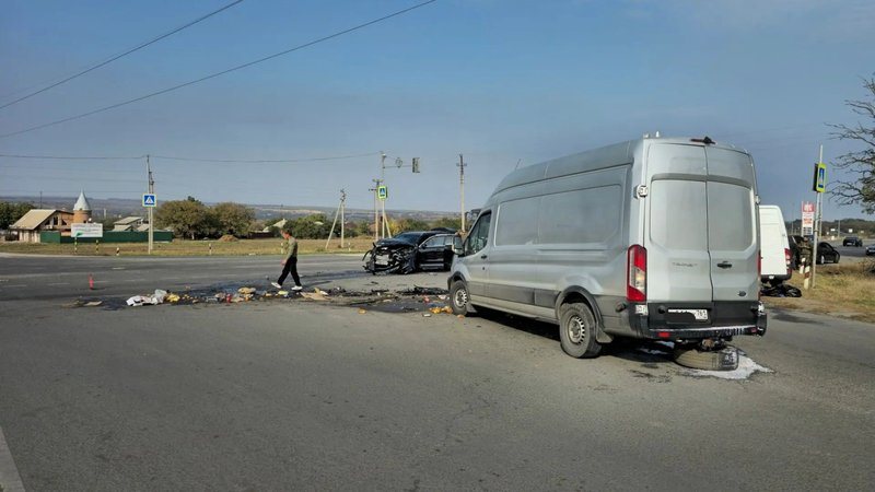 В пригороде Новочеркасска на повороте к 150-й дивизии столкнулись Mercedes и Ford