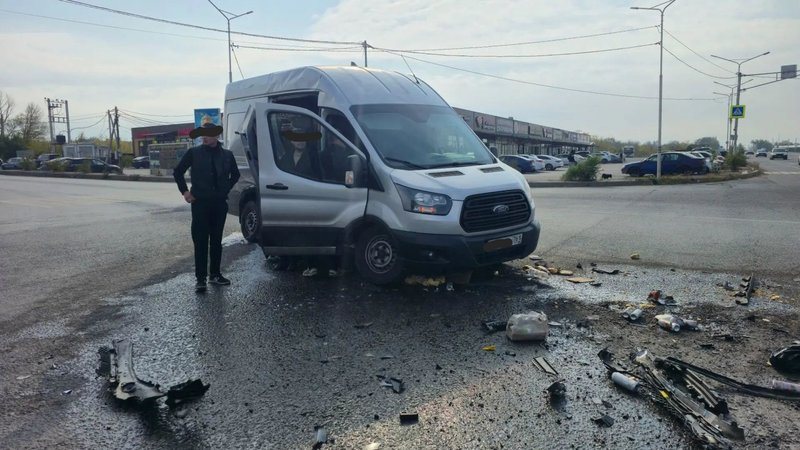 В пригороде Новочеркасска на повороте к 150-й дивизии столкнулись Mercedes и Ford