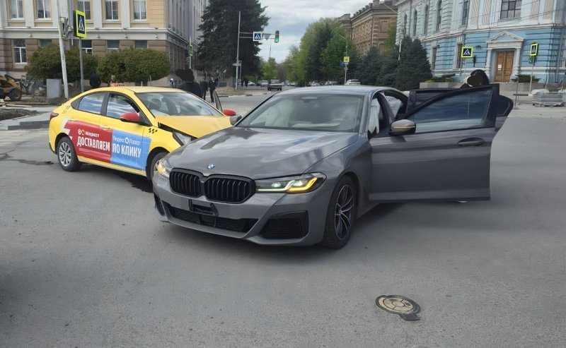 При повороте налево на Платовском водитель БМВ не пропустила встречный Солярис