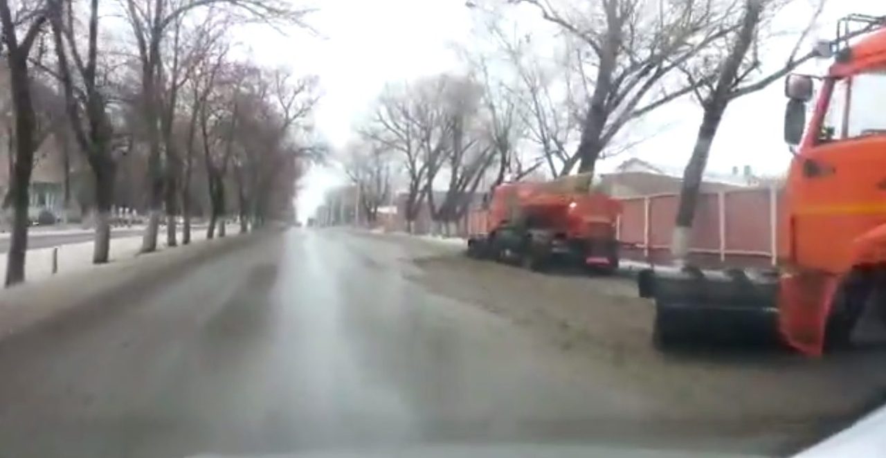 Коммунальщики Новочеркасска сгребают снег с тротуаров обратно на дороги