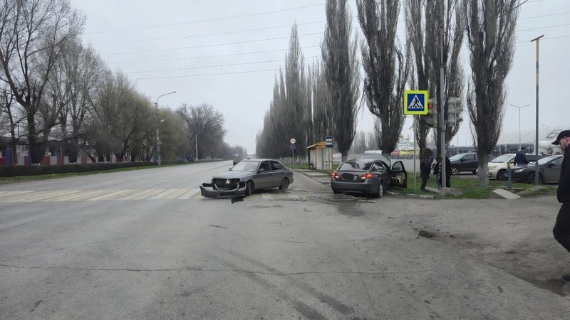 На Харьковском шоссе после ДТП Лексус сбил пешехода на переходе