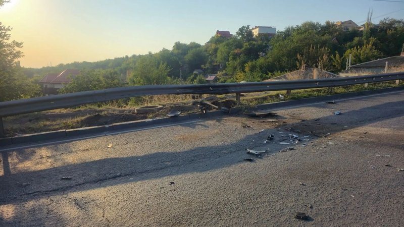 Водитель Opel на спуске Герцена в Новочеркасске врезался в отбойник и скрылся с места