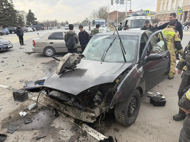 В центре Новочеркасска на Платовском столкнулись автомобили, трое пострадавших