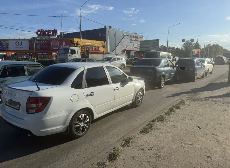 На Баклановском проспекте невнимательный водитель стал причиной ДТП с несколькими автомобилями