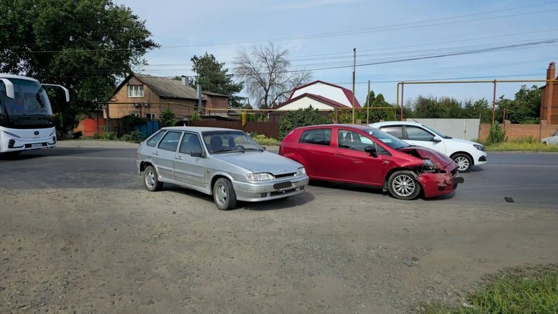 Fiat и ВАЗ-2114 столкнулись у дома 2Б на Харьковской улице