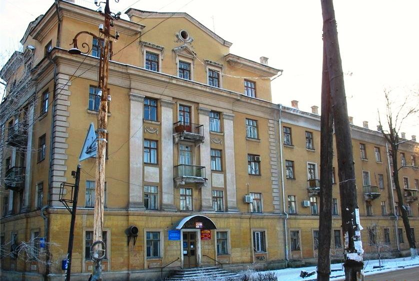 В Новочеркасске рушатся кирпичные стены заборов и задний