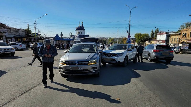 В Новочеркасске Nissan врезался в Volkswagen, остановившийся перед пешеходным переходом