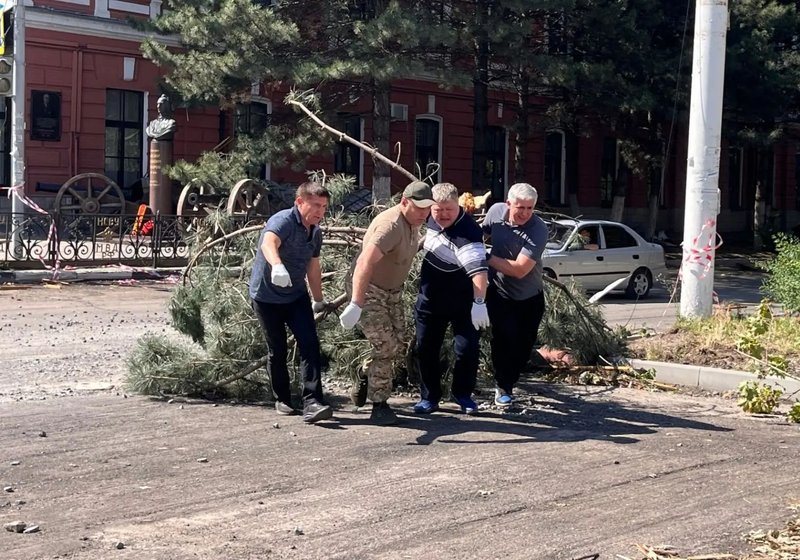 В Новочеркасске продолжают ликвидировать последствия урагана на общественных территориях