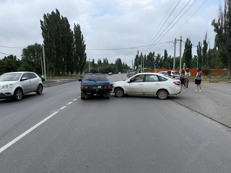 На Харьковском шоссе в Новочеркасске столкнулись LADA Granta и ВАЗ-2108