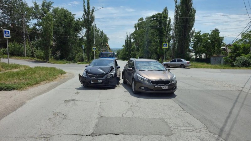 На перекрёстке улиц Ермака и Александровской произошло ДТП с участием Киа и Опеля