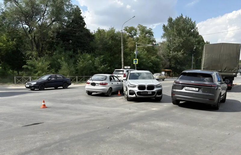 На Харьковском шоссе BMW и Lifan столкнулись при повороте, пострадала пассажирка