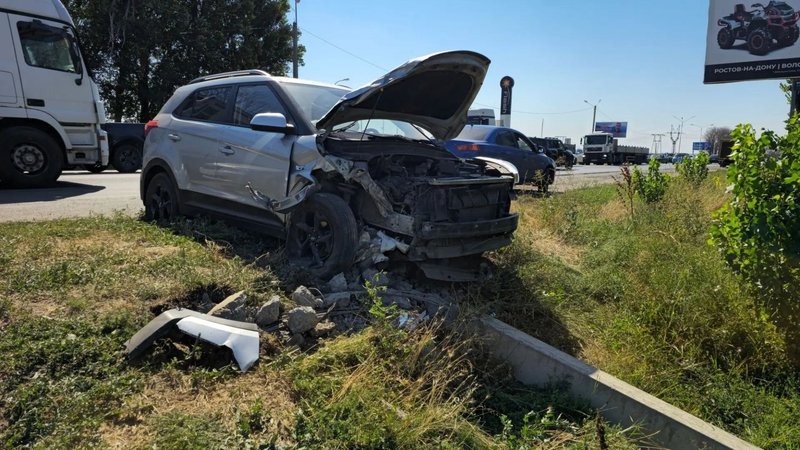 На выезде из Новочеркасска в сторону Ростова столкнулись Hyundai и Kia