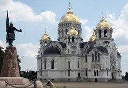 К приезду казаков со всего мира в Новочеркасске обновят скамьи и баннеры
