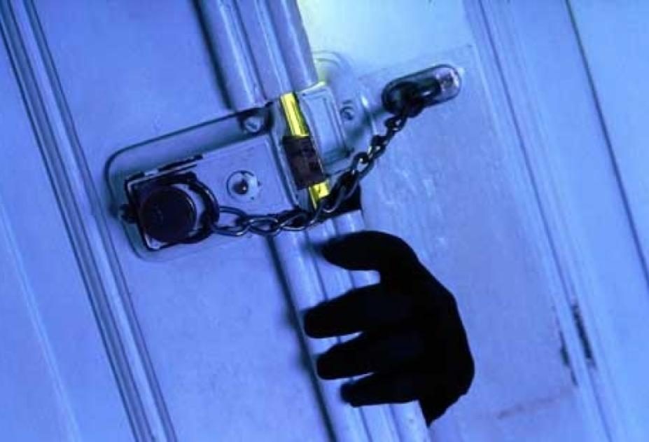 Двое молодых людей грабили новочеркасские квартиры
