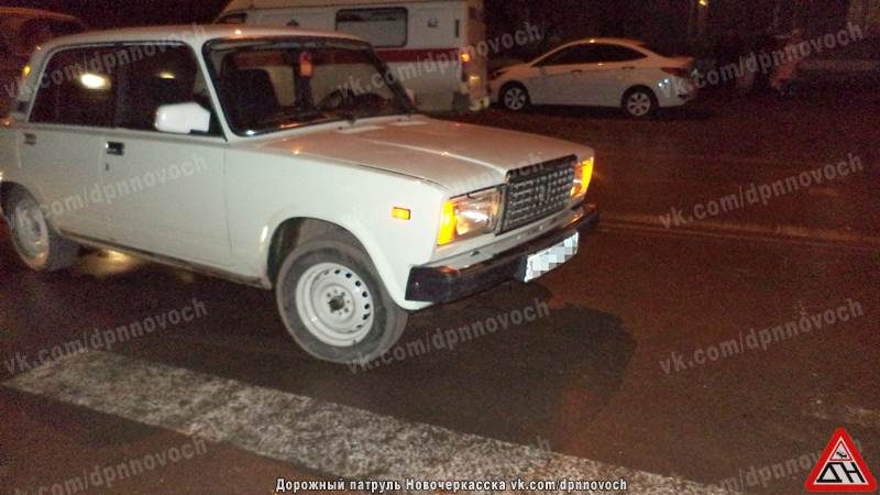 Пожилая жительница Новочеркасска поскользнулась перед автомобилем