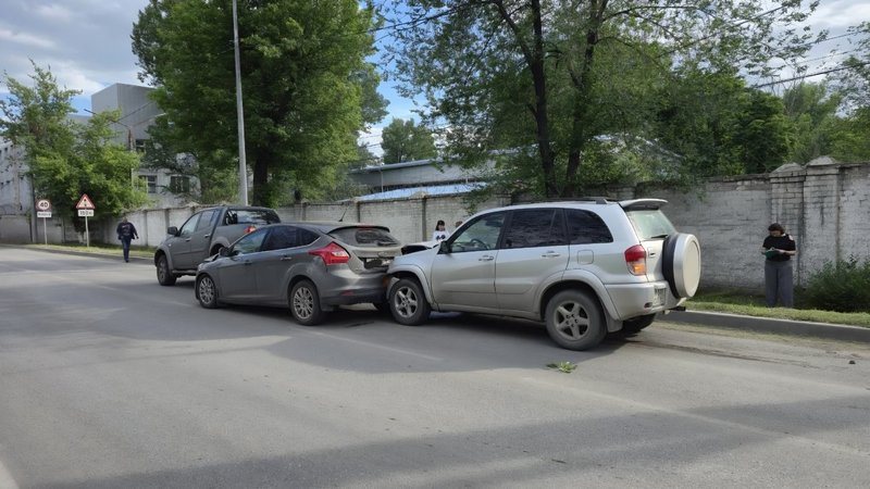 На улице Машиностроителей в Новочеркасске Toyota врезалась в Ford Focus и подтолкнула его под пикап
