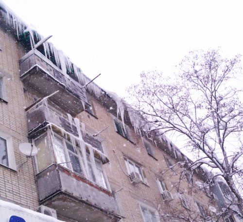 Новочеркасская мэрия зимой не понесет ответа за сосульки и брошенные во дворах машины