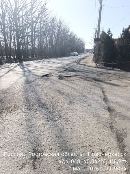 На улице Сарматской сохраняются ямы на дороге после окончания февраля