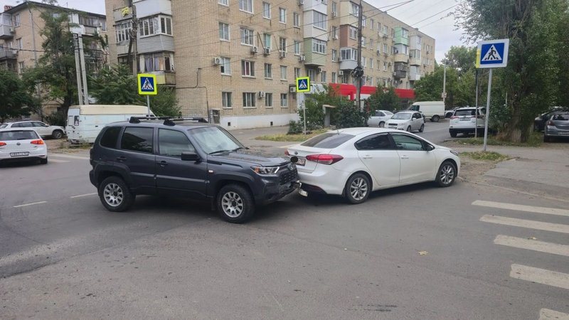 На перекрёстке улиц Ларина и Народная в Новочеркасске столкнулись Lada Niva и Kia Rio
