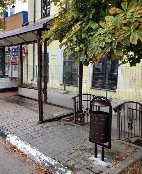 В Новочеркасске продолжаются уборка улиц и обновление остановок